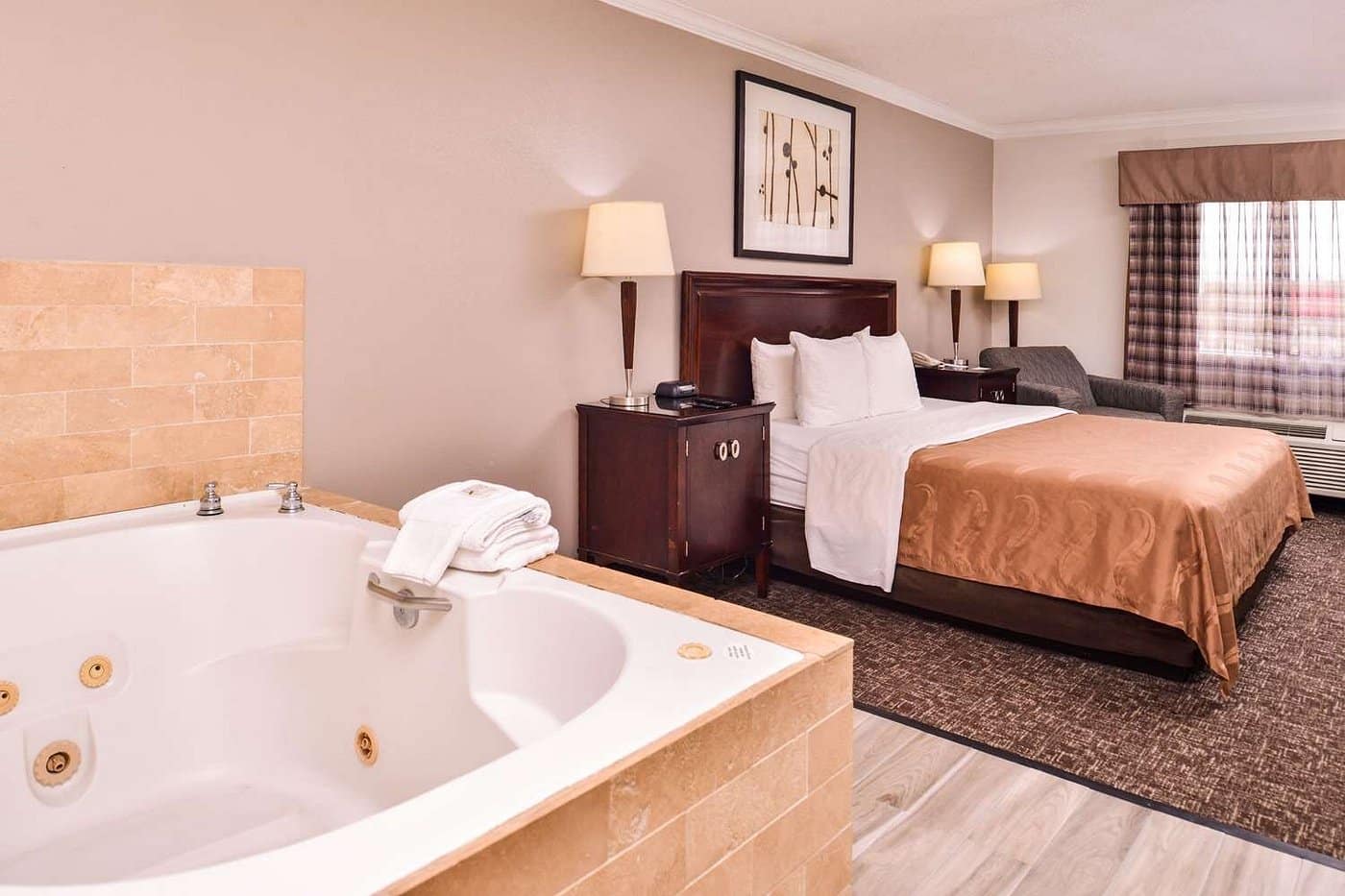 Quality Inn & Suites Beaumont has jacuzzi suites