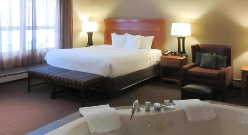 Quality Inn & Suites Detroit Lakes has jacuzzi suites