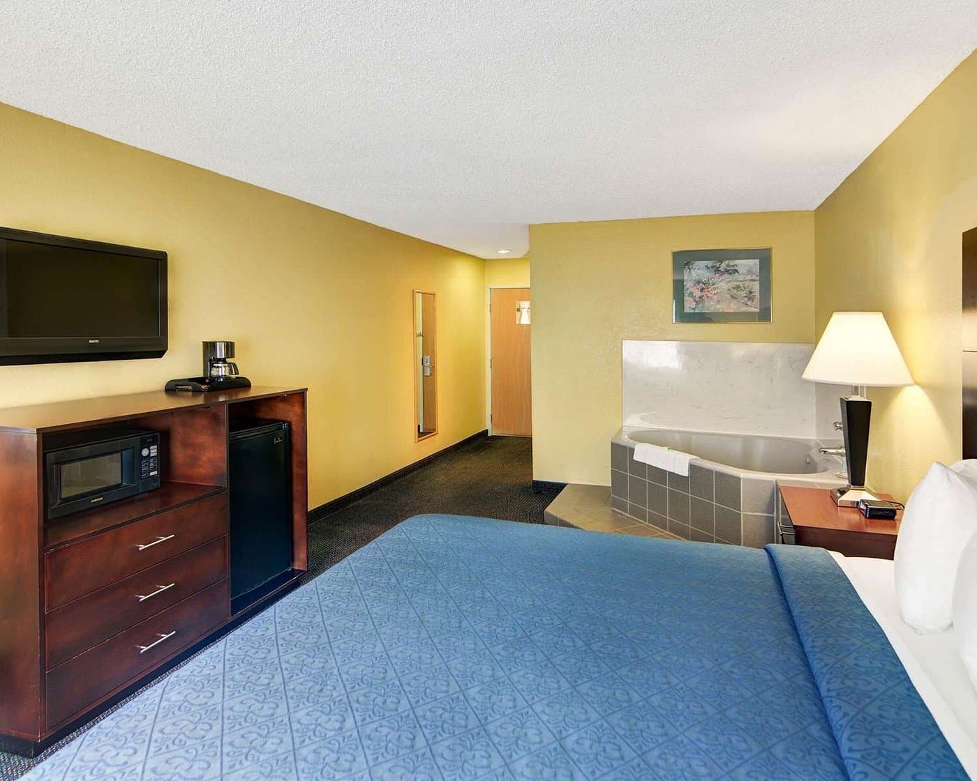 Quality Inn & Suites Grand Prairie South has jacuzzi suites