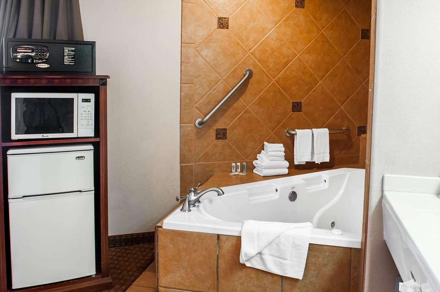 Quality Inn & Suites Las Cruces – University Area has jacuzzi suites