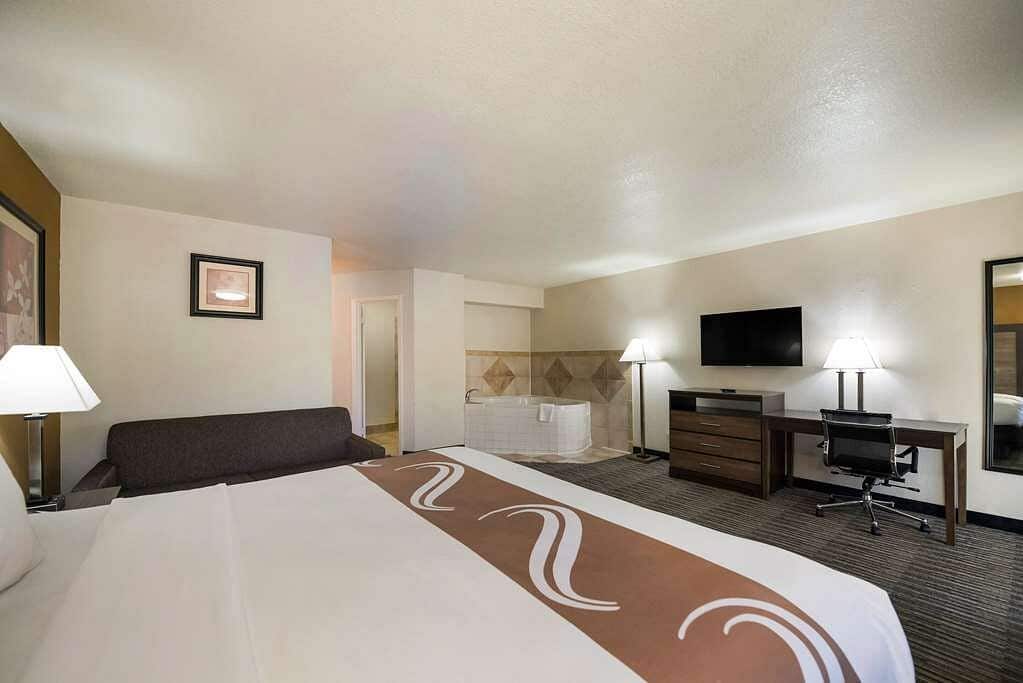 Quality Inn & Suites Lufkin has jacuzzi suites