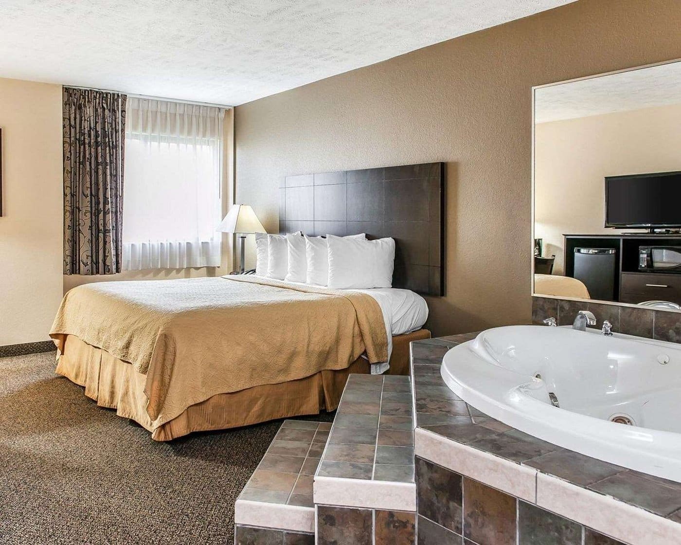 Quality Inn & Suites Mattoon has jacuzzi suites