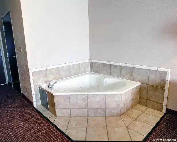 Quality Inn & Suites Near University has jacuzzi suites