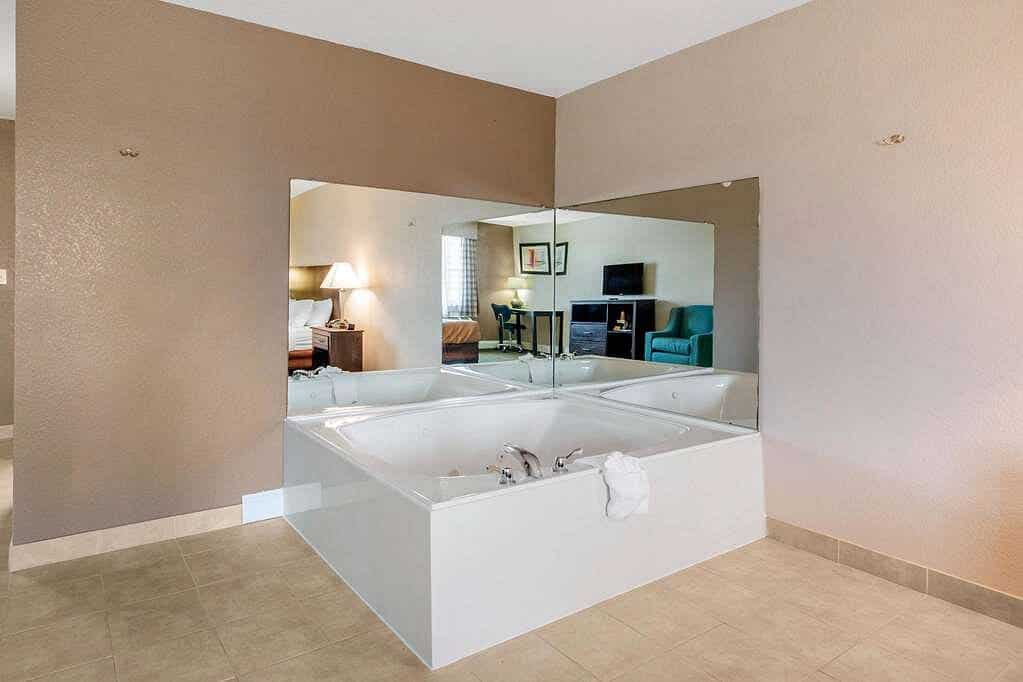 Quality Inn & Suites Port Arthur - Nederland has jacuzzi suites