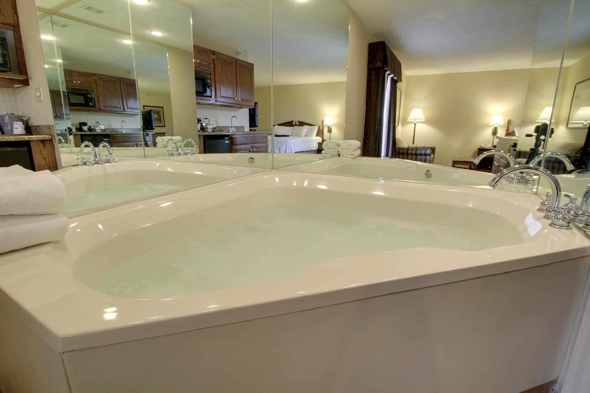 Quality Inn & Suites Quincy has jacuzzi suites