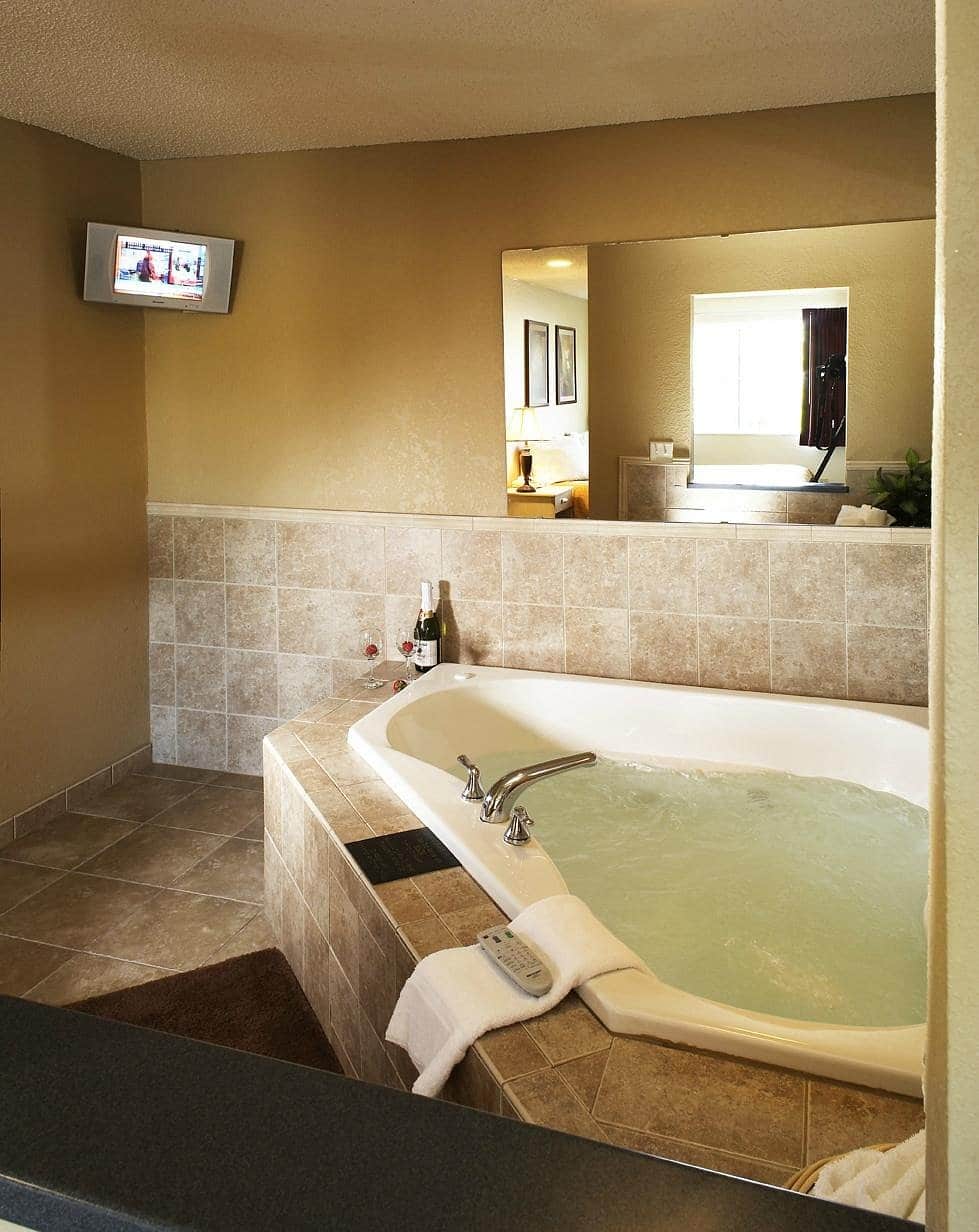 Quality Inn & Suites Springfield - Eugene North has jacuzzi suites