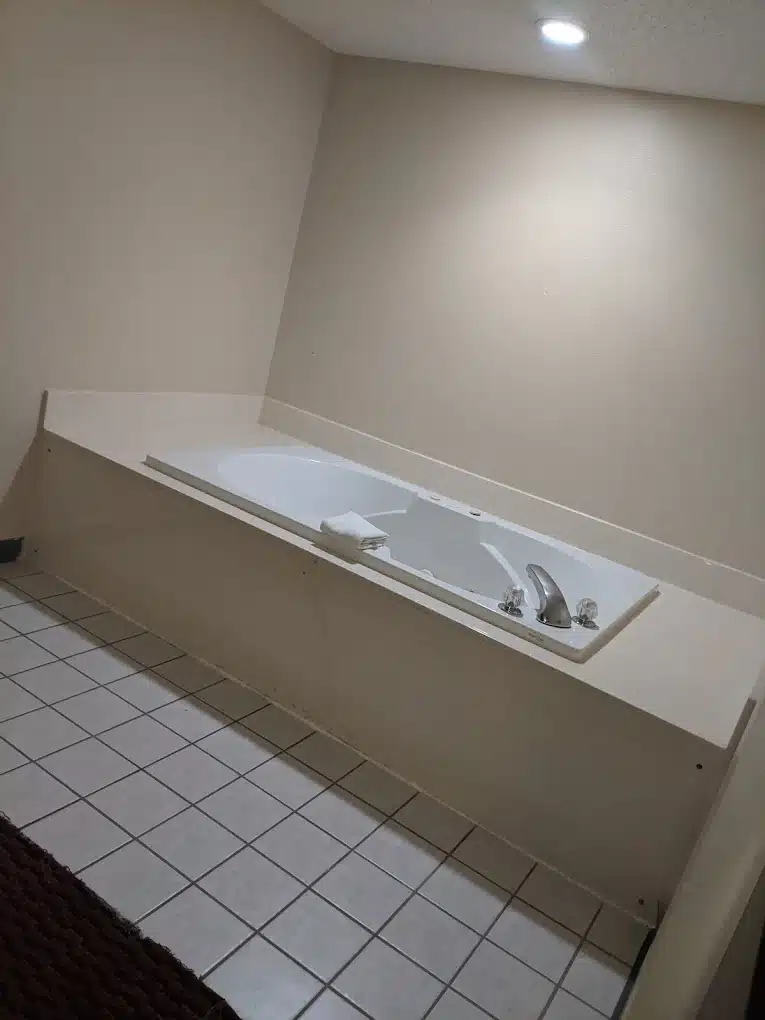 Quality Inn & Suites Wichita Falls I-44 has jacuzzi suites