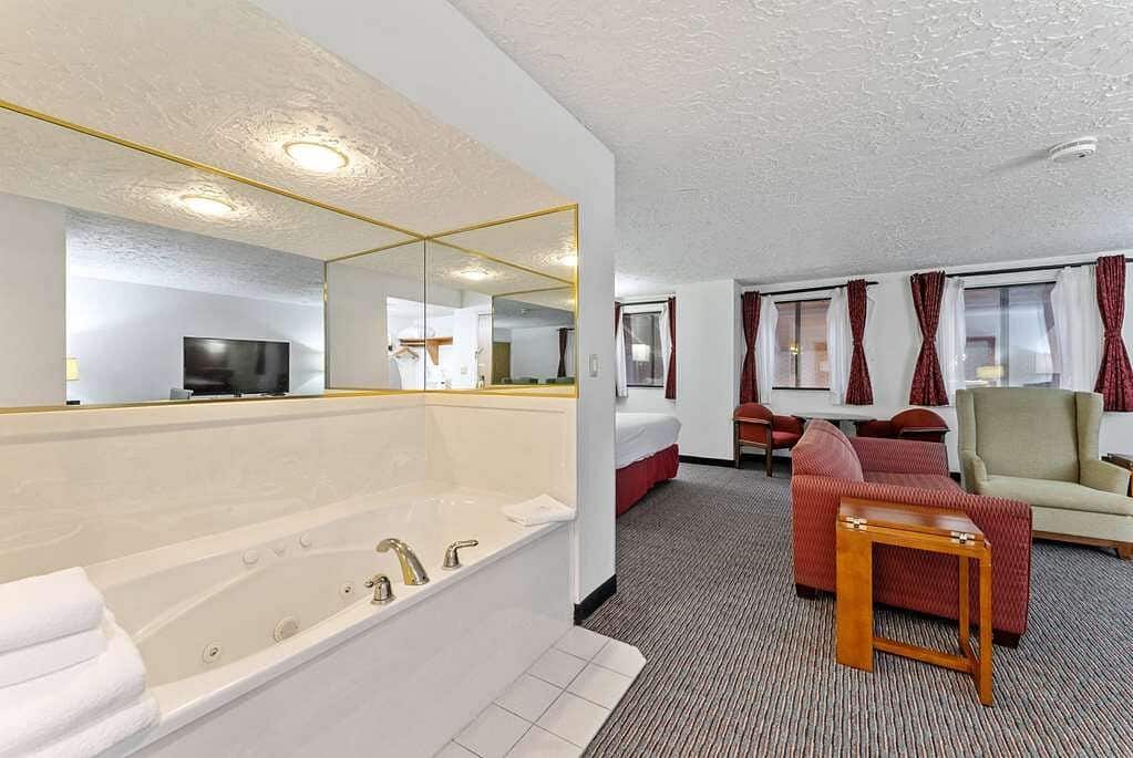 Ramada by Wyndham Cedar City has jacuzzi suites