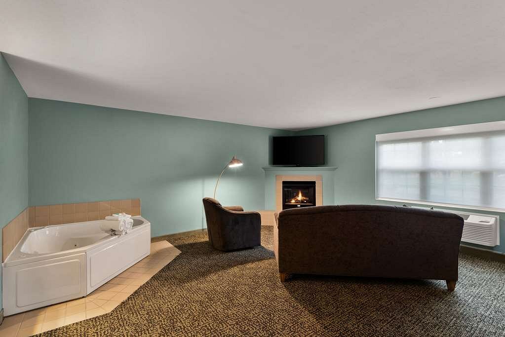 Ramada by Wyndham Galena Hotel & Day Spa has jacuzzi suites