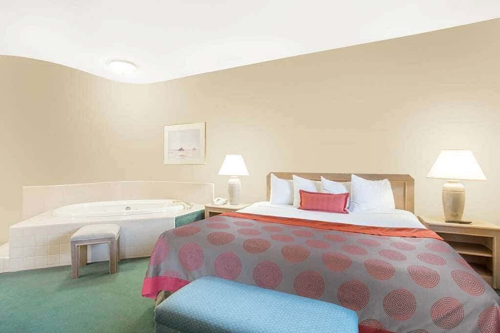 Ramada by Wyndham St George has jacuzzi suites