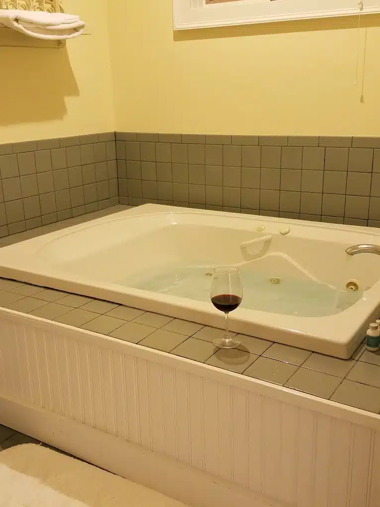 Red Clover Inn has jacuzzi suites