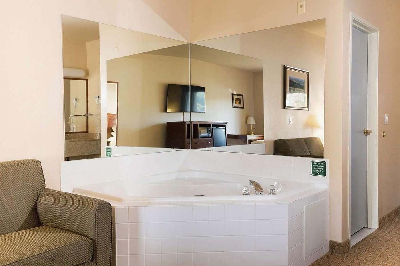 Red Lion Inn & Suites McMinnville has jacuzzi suites