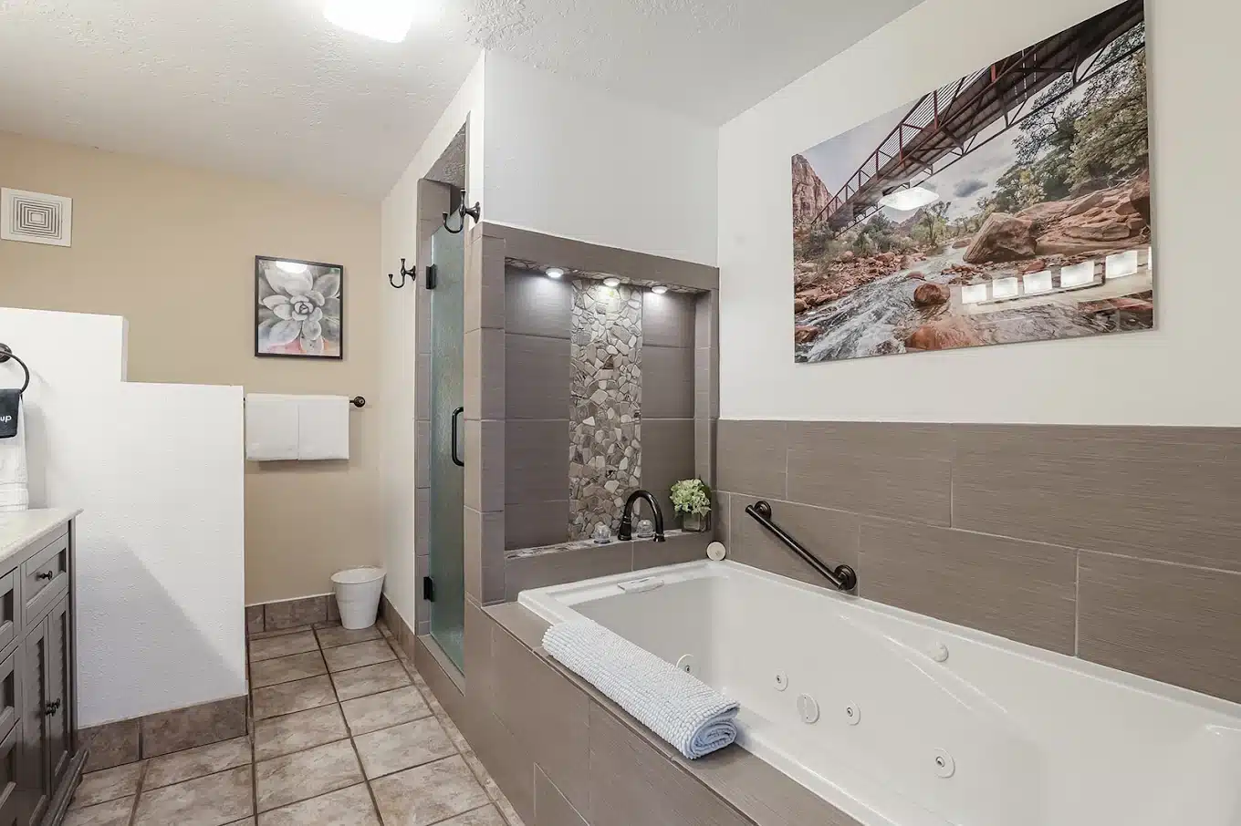 Red Rock Inn Springdale has jacuzzi suites