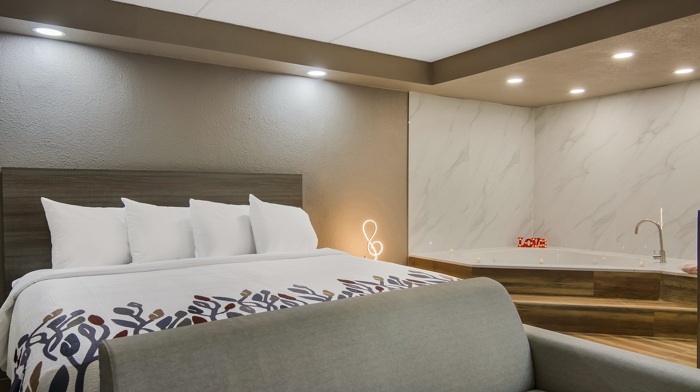 Red Roof Inn & Conference Center Chicago – N Aurora/ Naperville has jacuzzi suites
