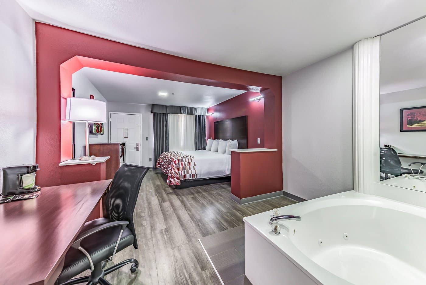 Red Roof Inn Dallas – Mesquite Fair Park NE has jacuzzi suites