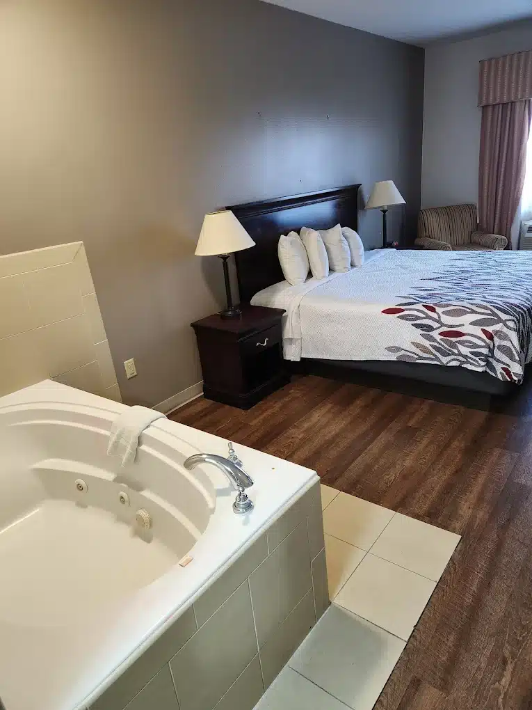Red Roof Inn & Suites Midland has jacuzzi suites
