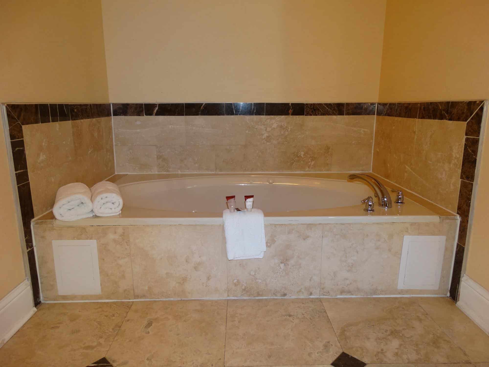 Regency Inn & Suites – Baytown has jacuzzi suites