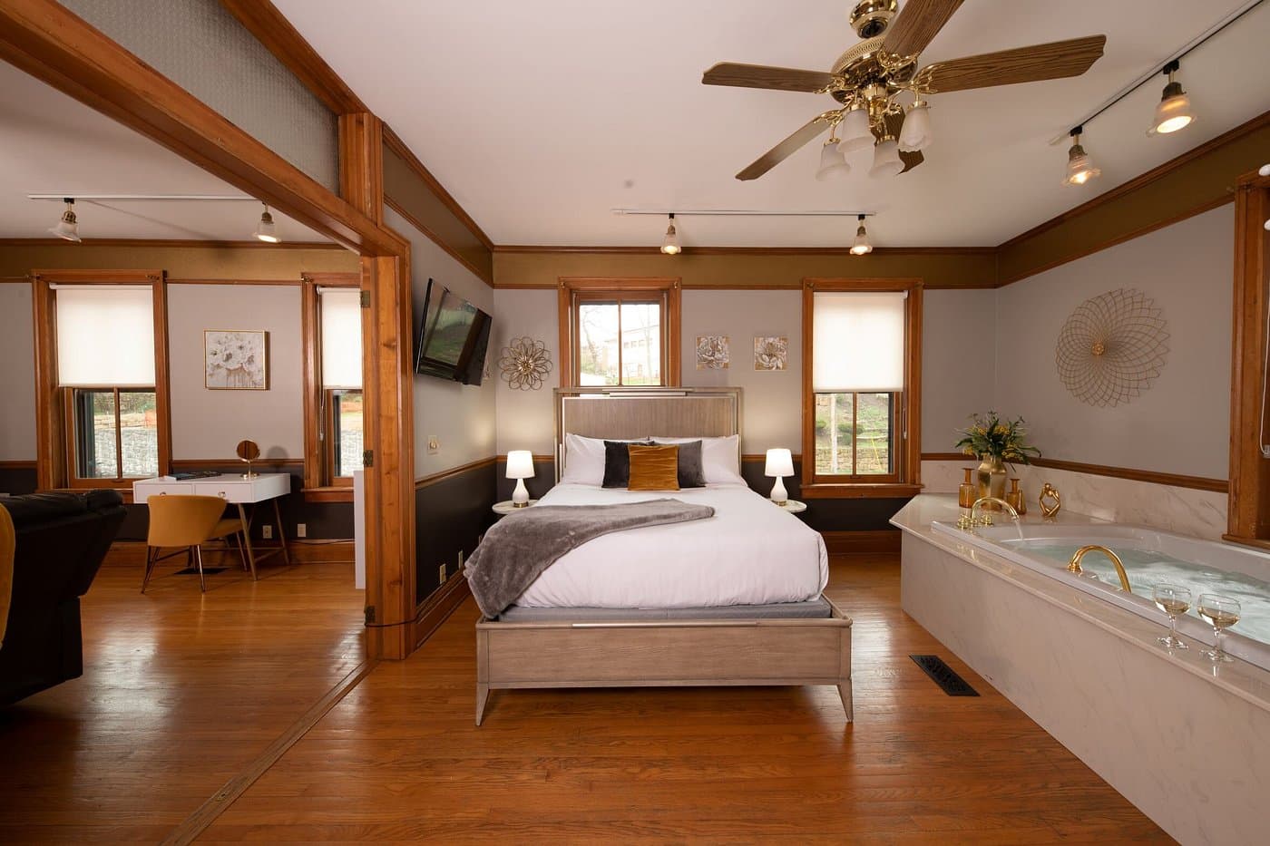 Riverboat Suites has jacuzzi suites