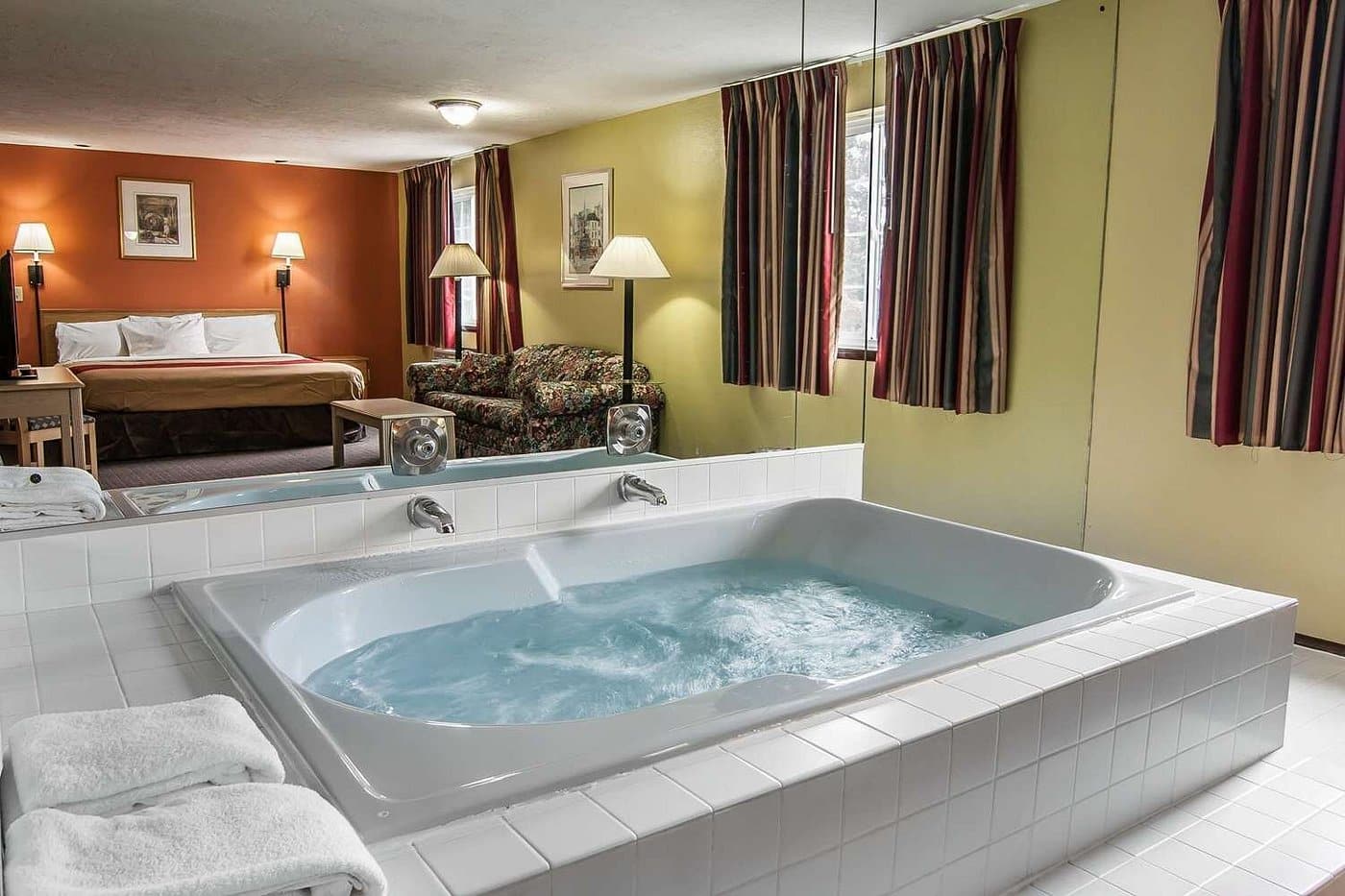 Rodeway Inn Willamette River has jacuzzi suites