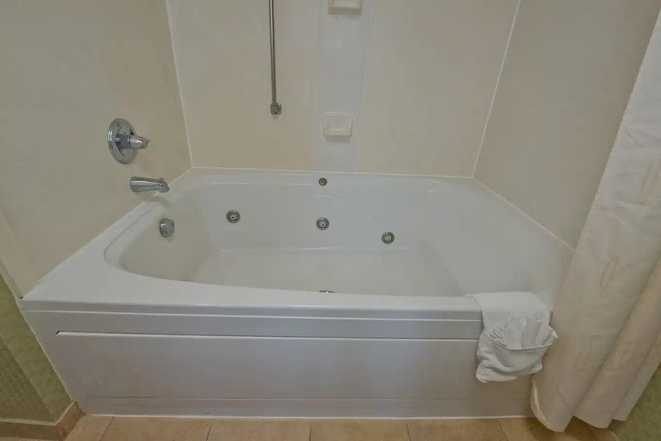 Russell Inn & Suites has jacuzzi suites