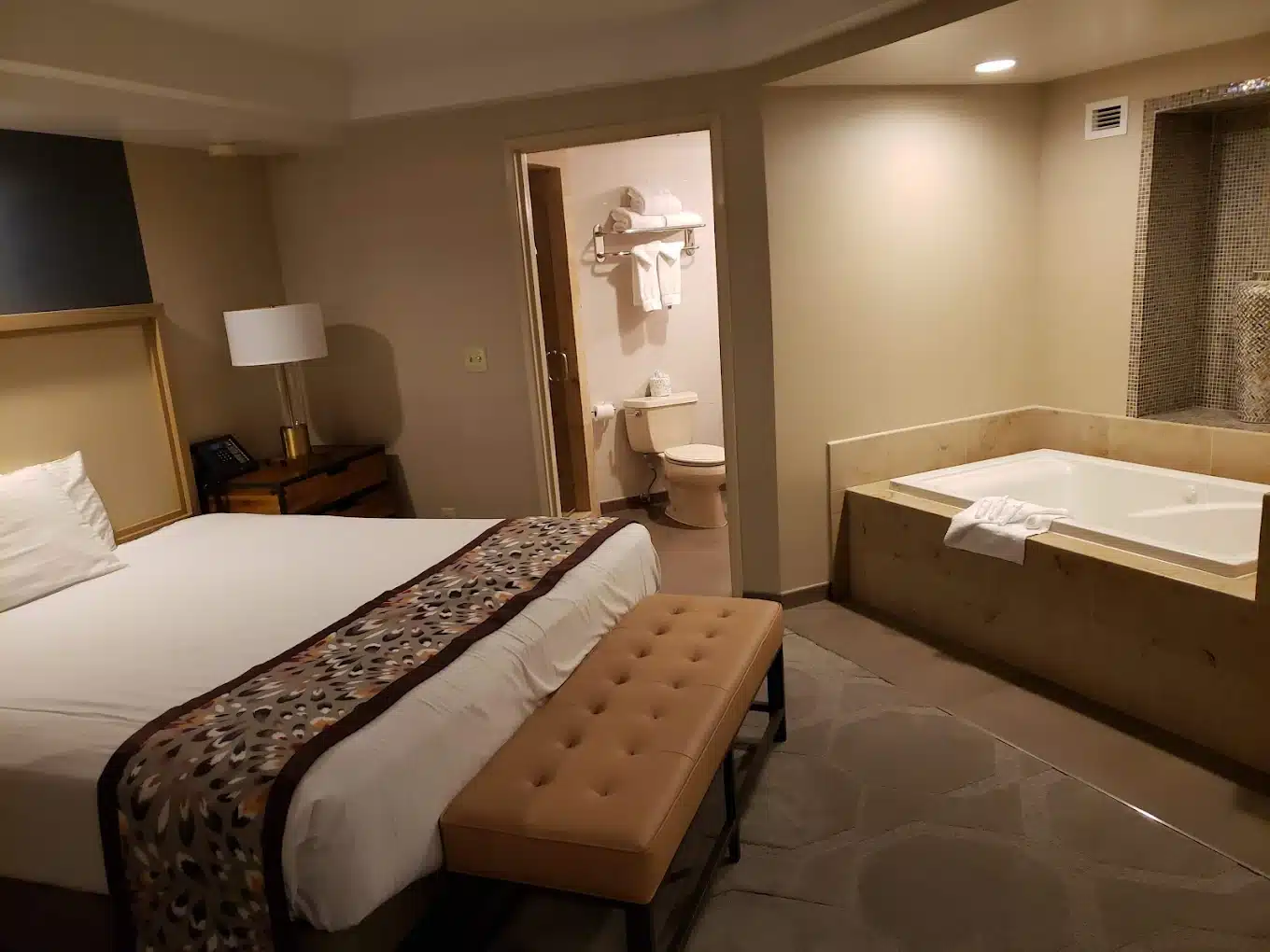 Sam’s Town Hotel & Gambling Hall has jacuzzi suites