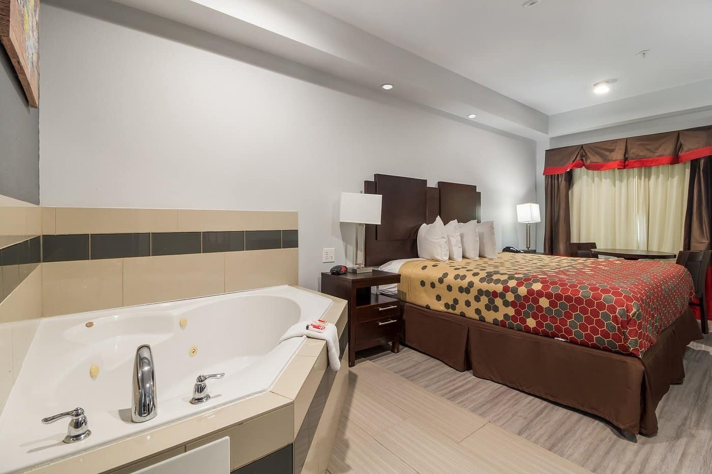 Scottish Inns & Suites Spring - Houston North has jacuzzi suites