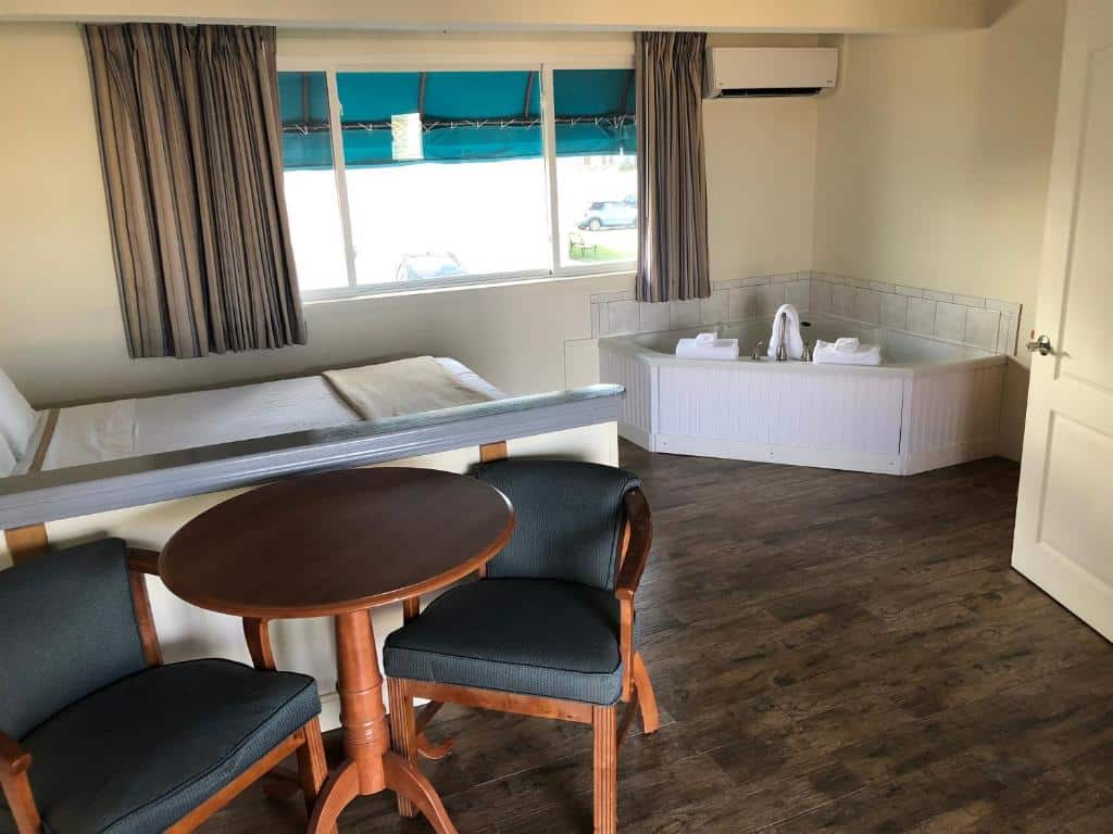 Sea Cliff House Motel has jacuzzi suites