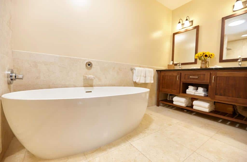 Seesaw’s Lodge has suites with private spa tub