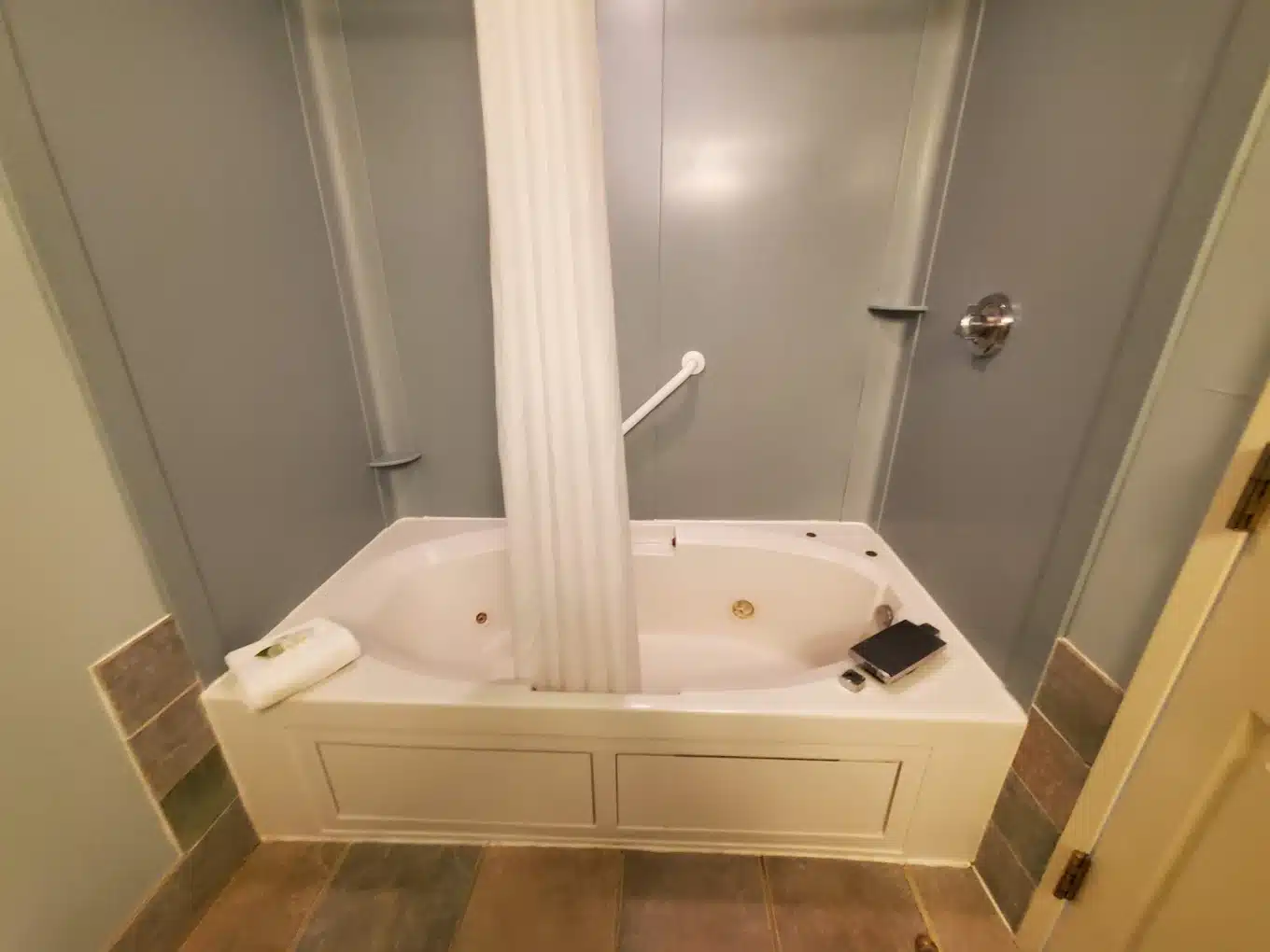 Senator Inn & Spa has jacuzzi suites