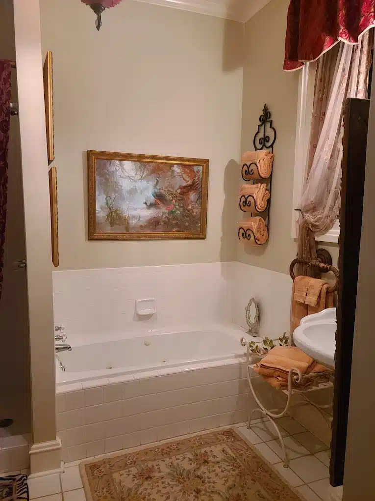 Shadowlawn Bed & Breakfast has jacuzzi suites