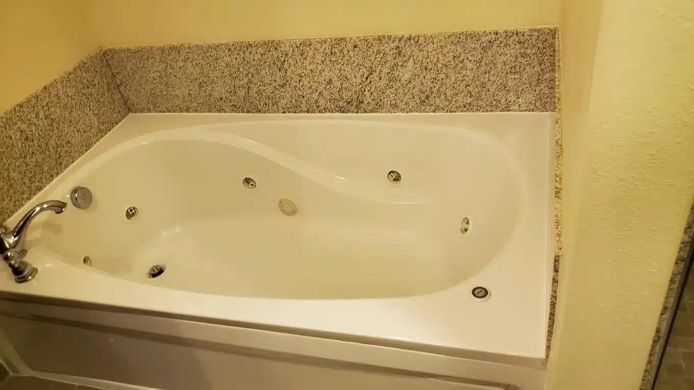 Sleep Inn & Suites Round Rock – Austin North has jacuzzi suites