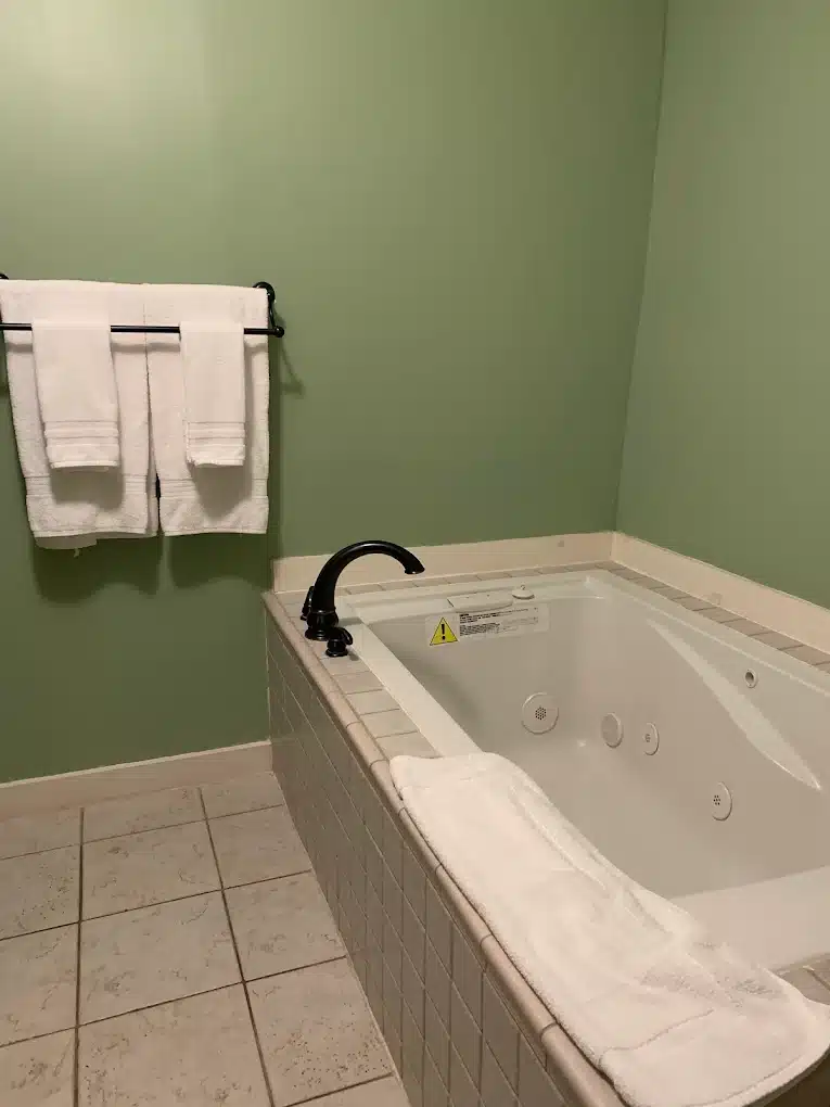 Smuggler’s Notch Inn has jacuzzi suites