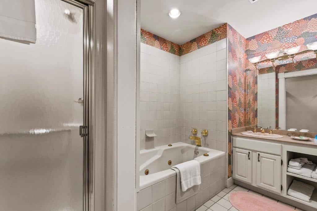 South Shire Inn has jacuzzi suites