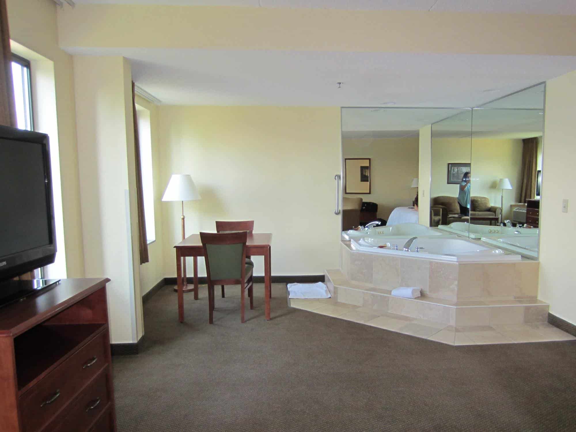 Southshore Hotel On Lake Bemidji has jacuzzi suites