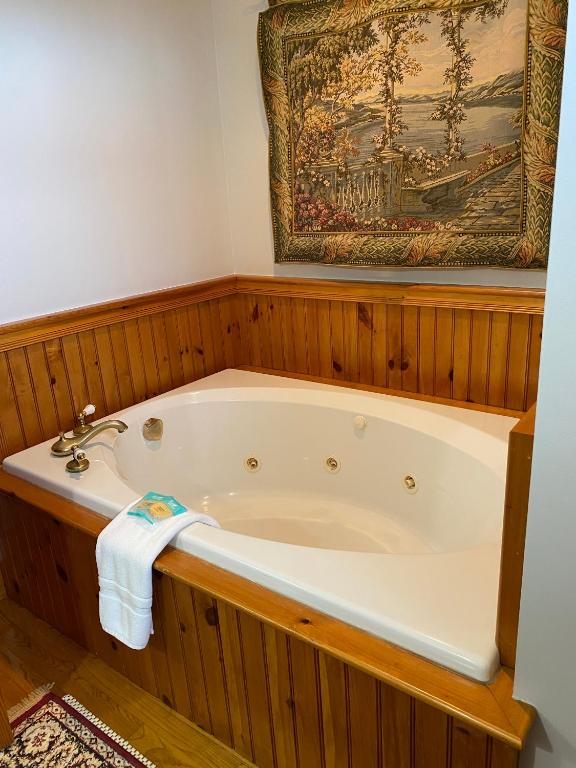 Spouter Inn Bed and Breakfast has jacuzzi suites