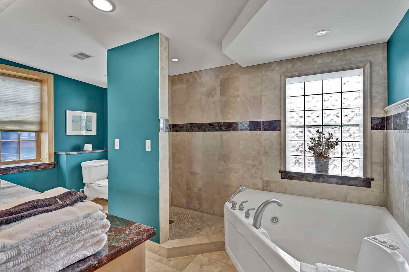 St. James Hotel Red Wing has jacuzzi suites