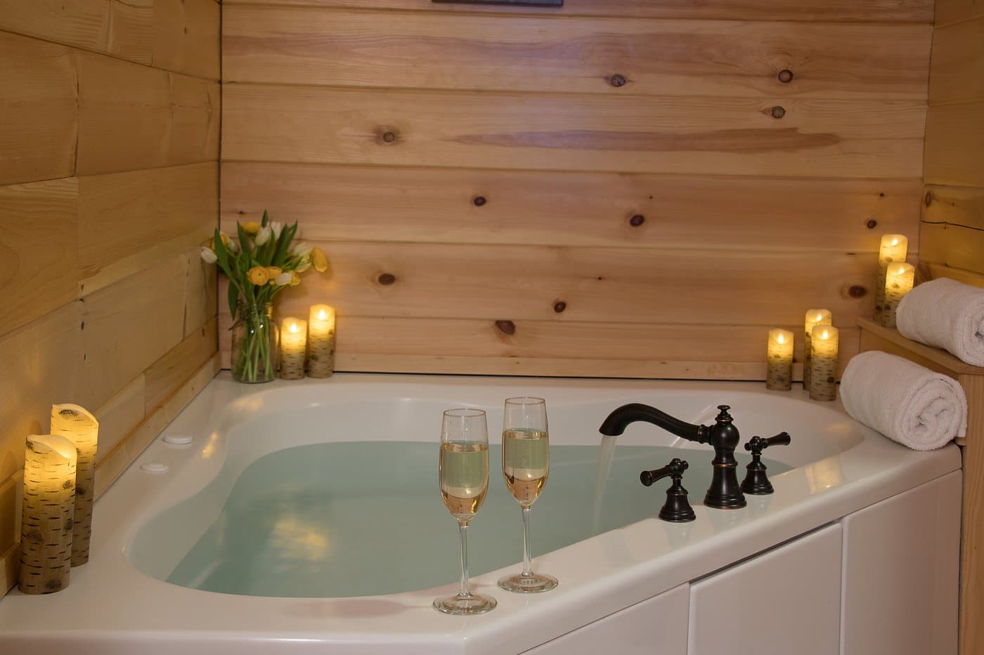 Sterling Ridge Resort has jacuzzi suites