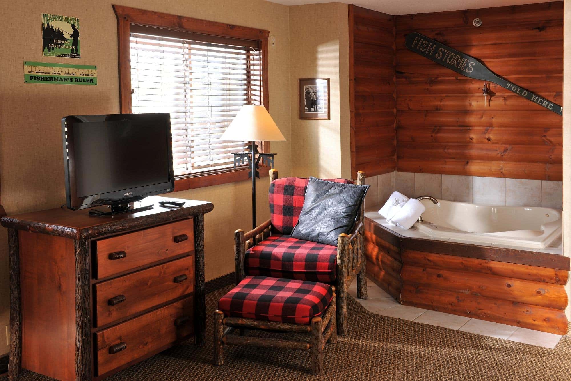 Stoney Creek Inn has jacuzzi suites