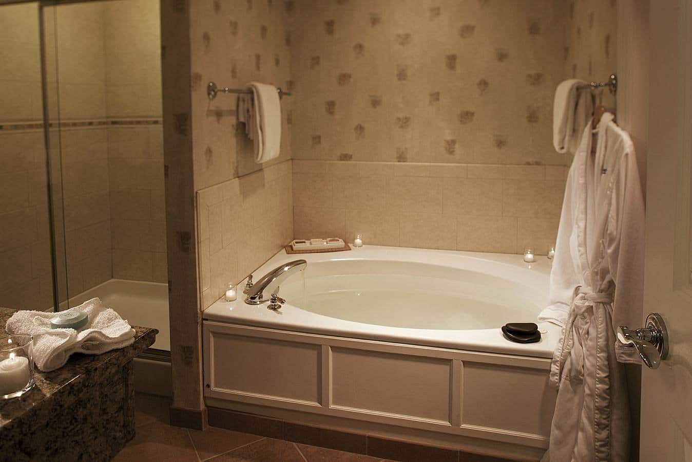 Stoweflake Mountain Resort & Spa has jacuzzi suites