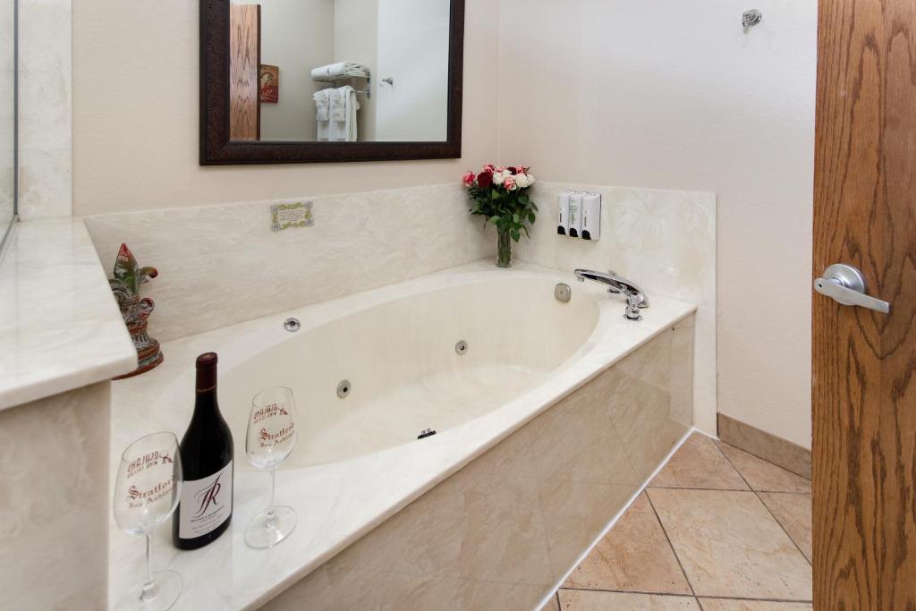 Stratford Inn - Ashland has jacuzzi suites