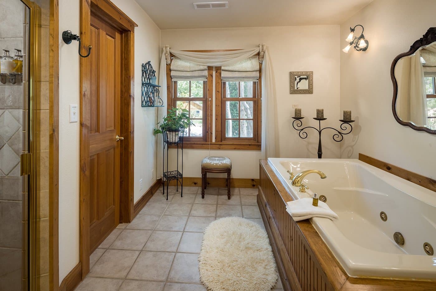 Sunflower Hill Inn has jacuzzi suites