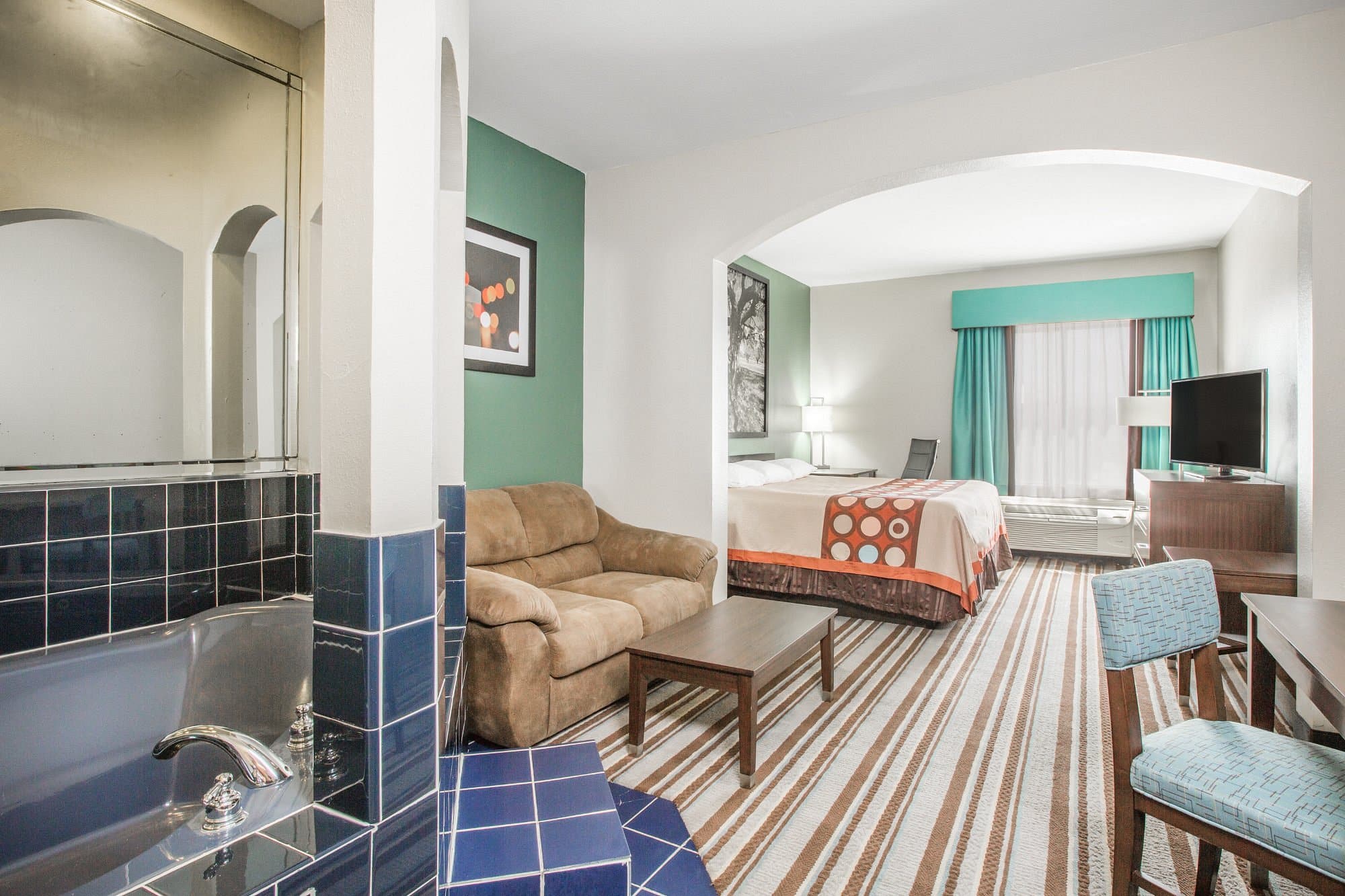 Super 8 By Wyndham Port Arthur/Nederland Area has jacuzzi suites