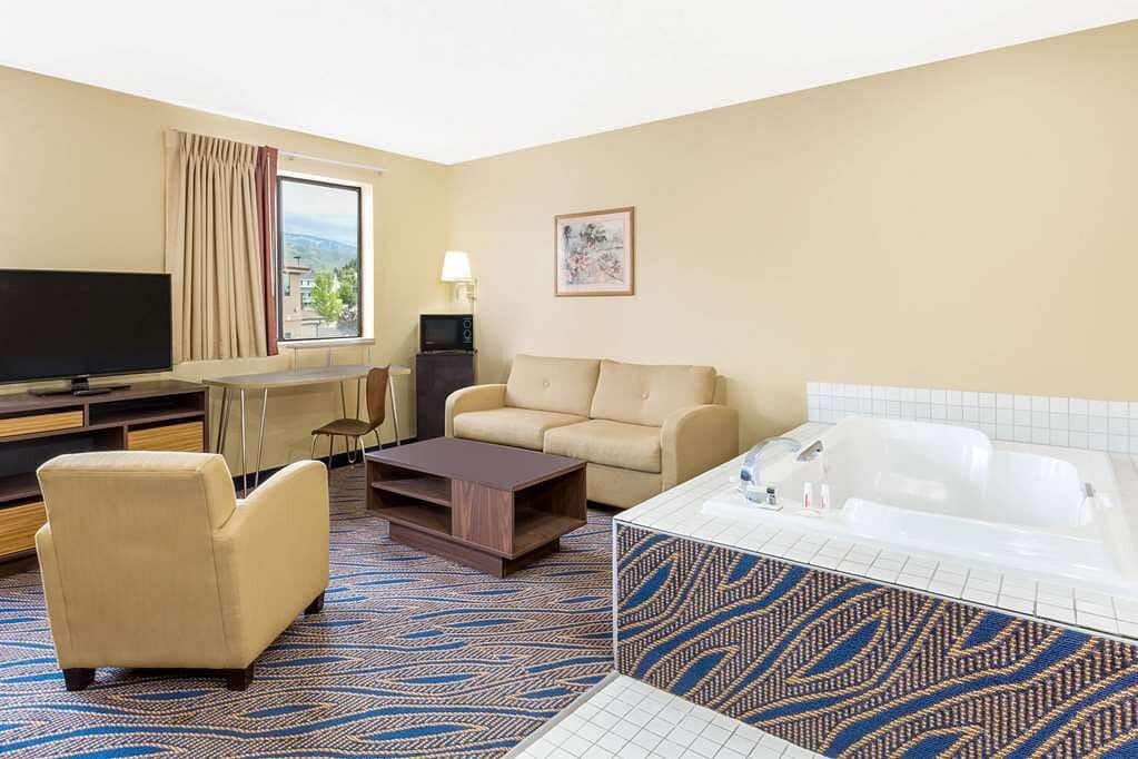 Super 8 by Wyndham Cedar City has jacuzzi suites