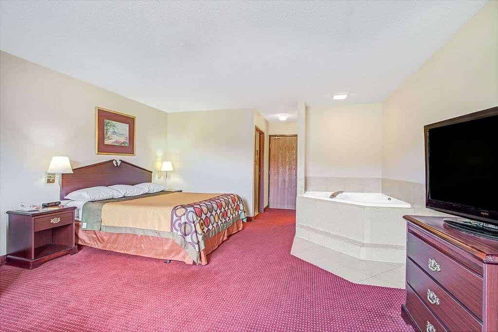 Super 8 by Wyndham Clinton has jacuzzi suites