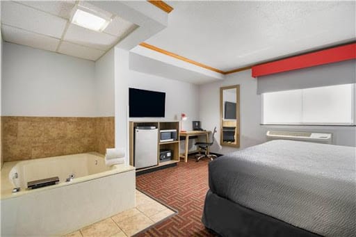 Super 8 by Wyndham Eveleth has jacuzzi suites"