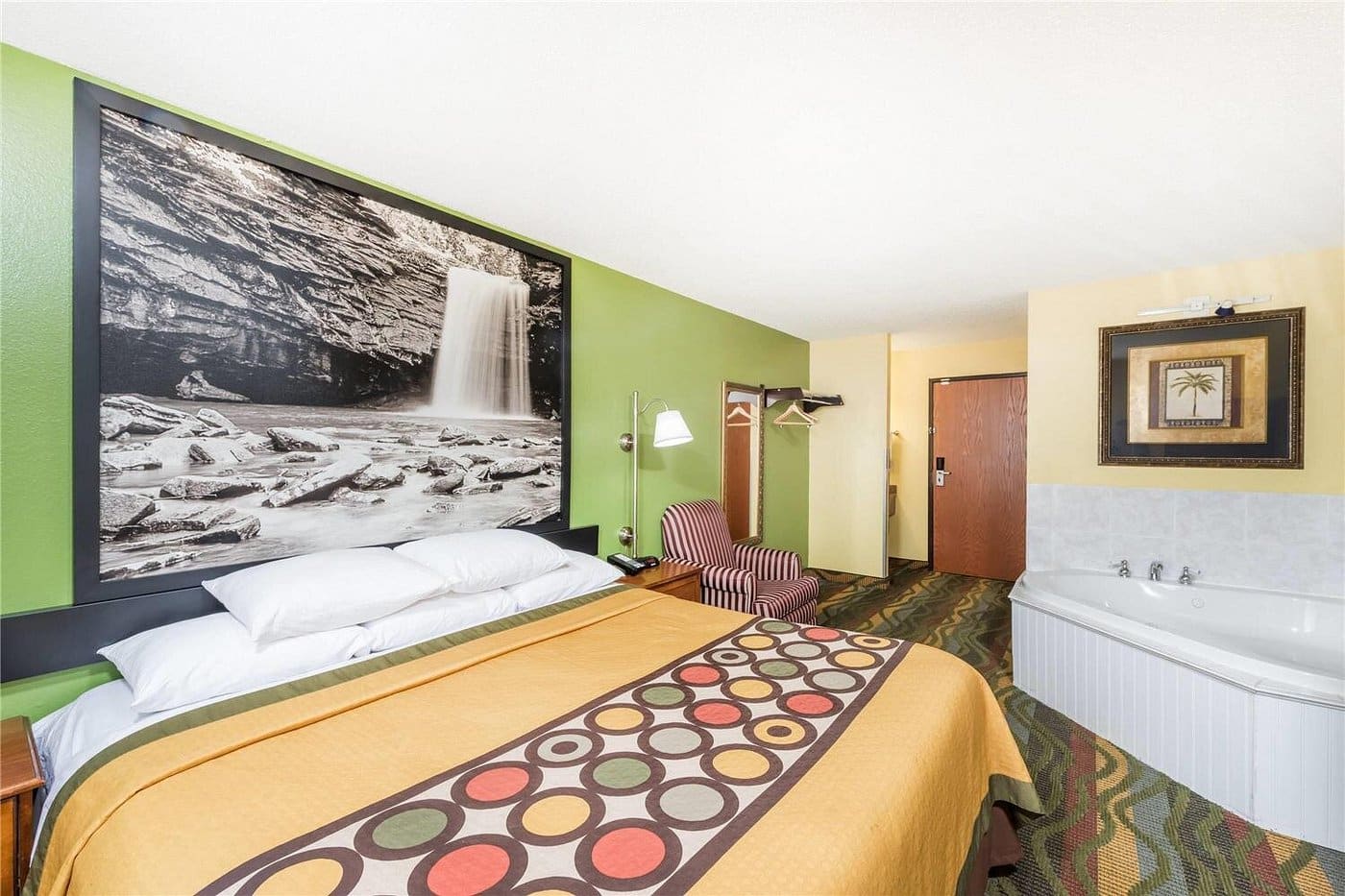 Super 8 by Wyndham Jacksonville has jacuzzi suites