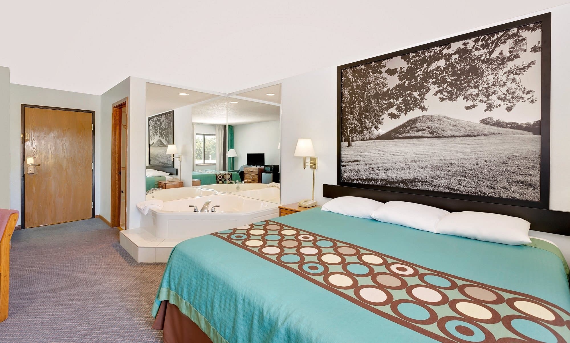 Super 8 by Wyndham Macomb has jacuzzi suites