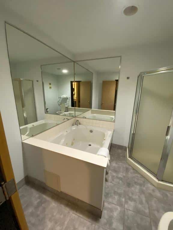 Super 8 by Wyndham Metropolis has jacuzzi suites