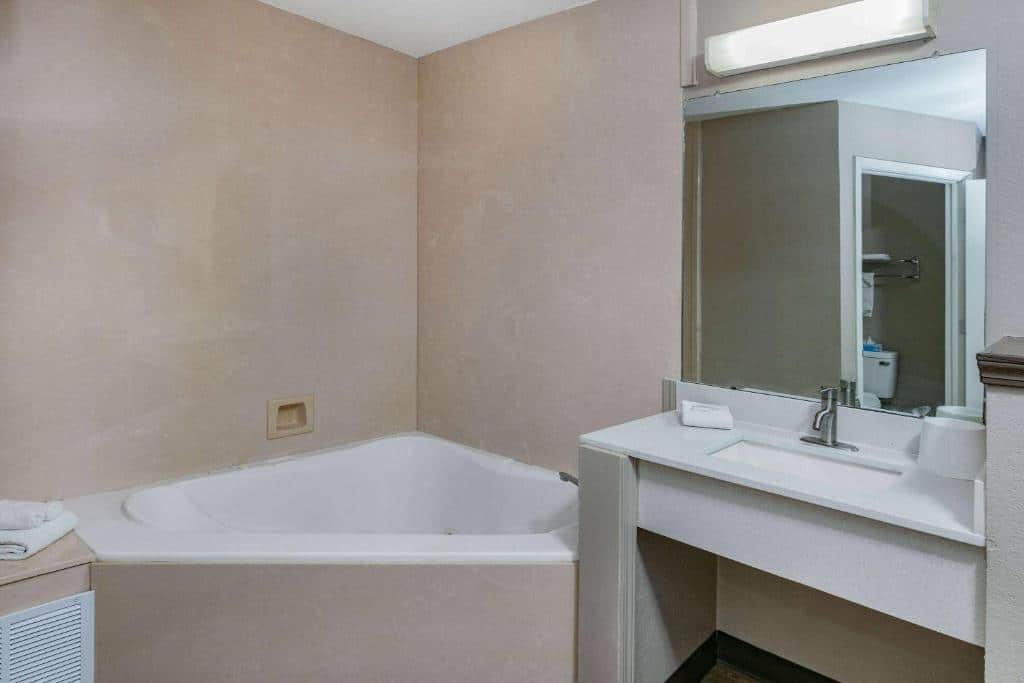 Super 8 by Wyndham Moss Point has jacuzzi suites