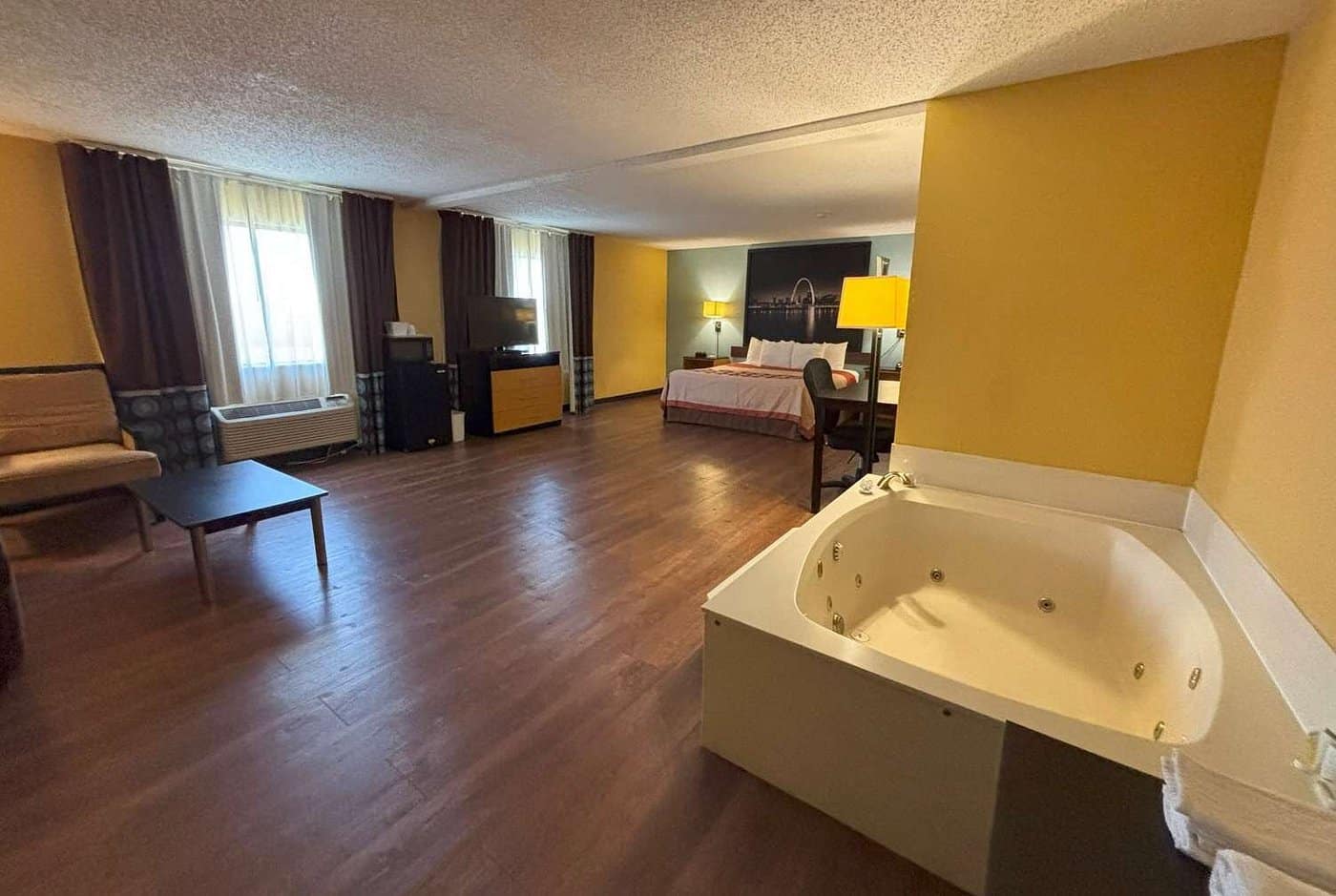 Super 8 by Wyndham O'Fallon has jacuzzi suites